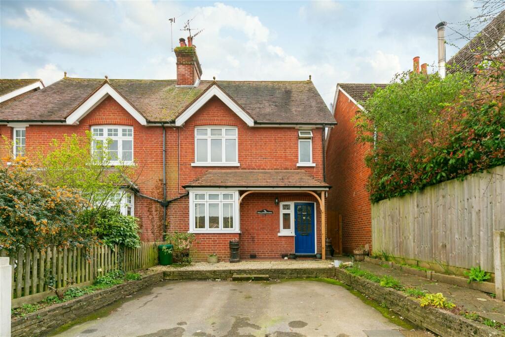 3 bedroom semidetached house for sale in New Road, Chilworth