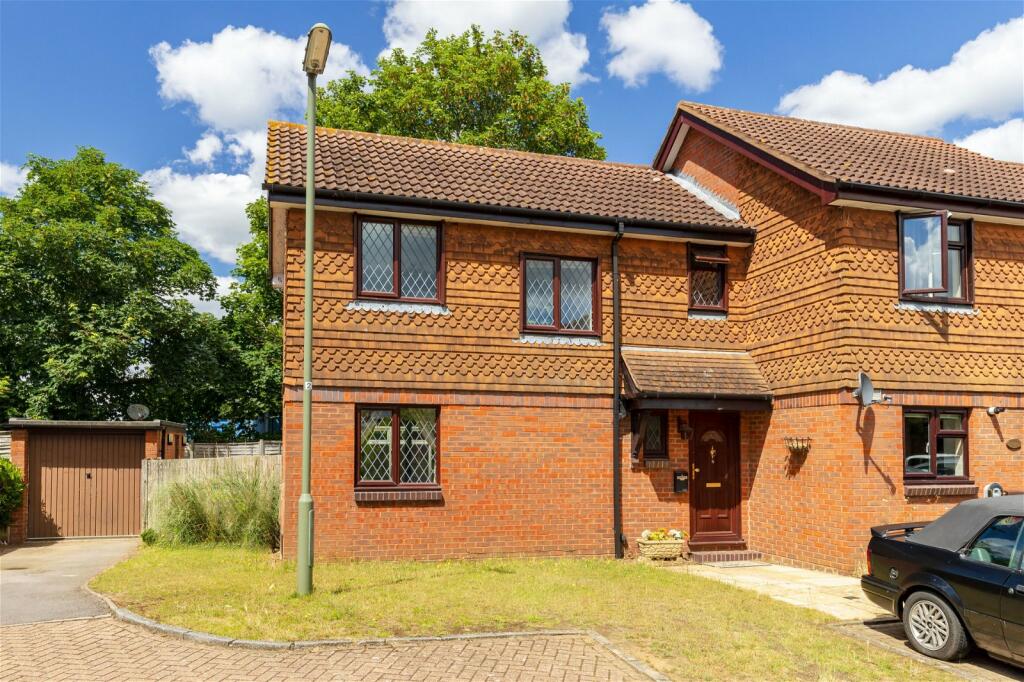 3 bedroom end of terrace house for sale in Weald Close, Shalford