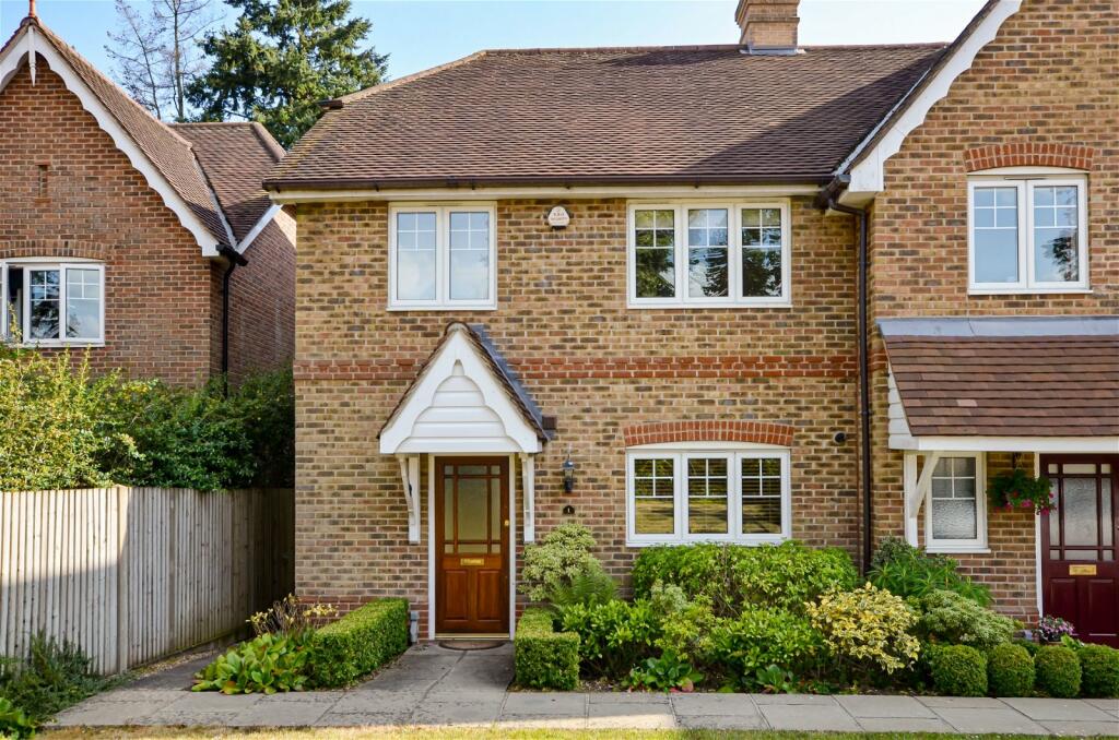 3 bedroom end of terrace house for sale in Holbrook Close, Shalford