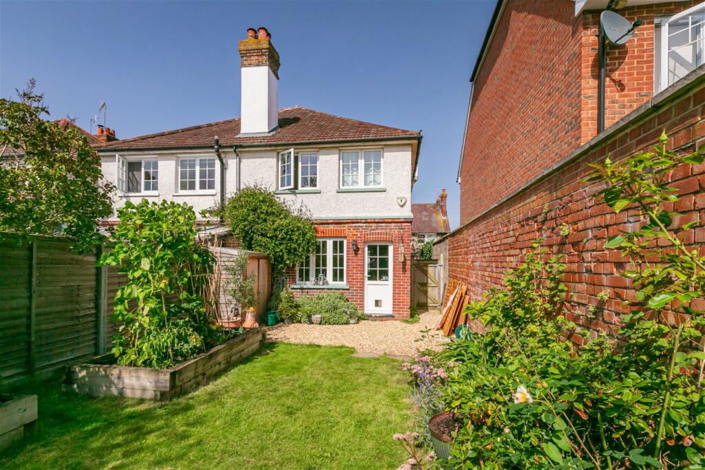 3 bedroom semidetached house for sale in Station Road, Shalford