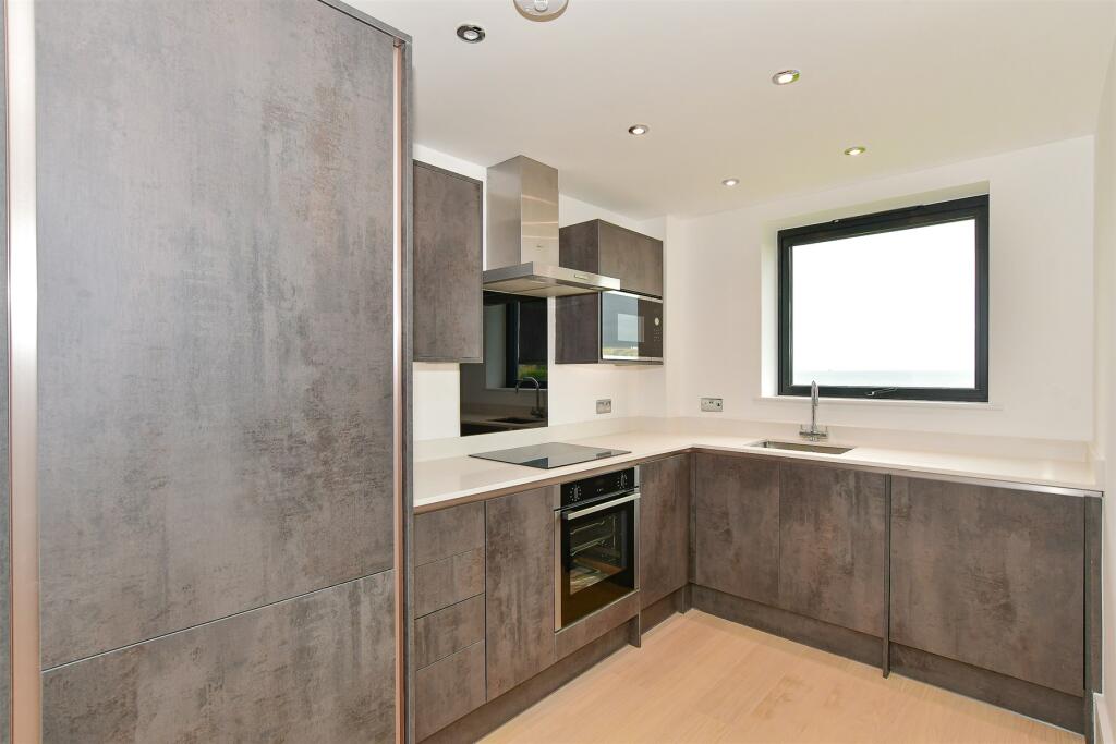 2 bedroom ground floor flat for sale in Ocean View, Fitzroy Avenue