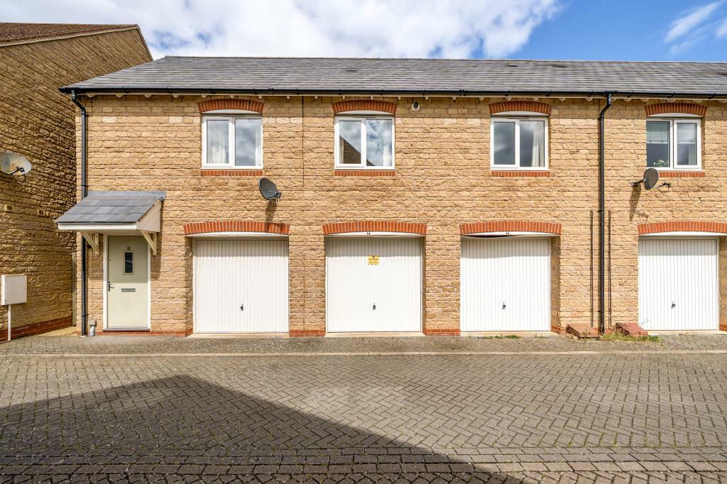 2 bedroom terraced house for sale in Kingsmere, Bicester, Oxfordshire, OX26
