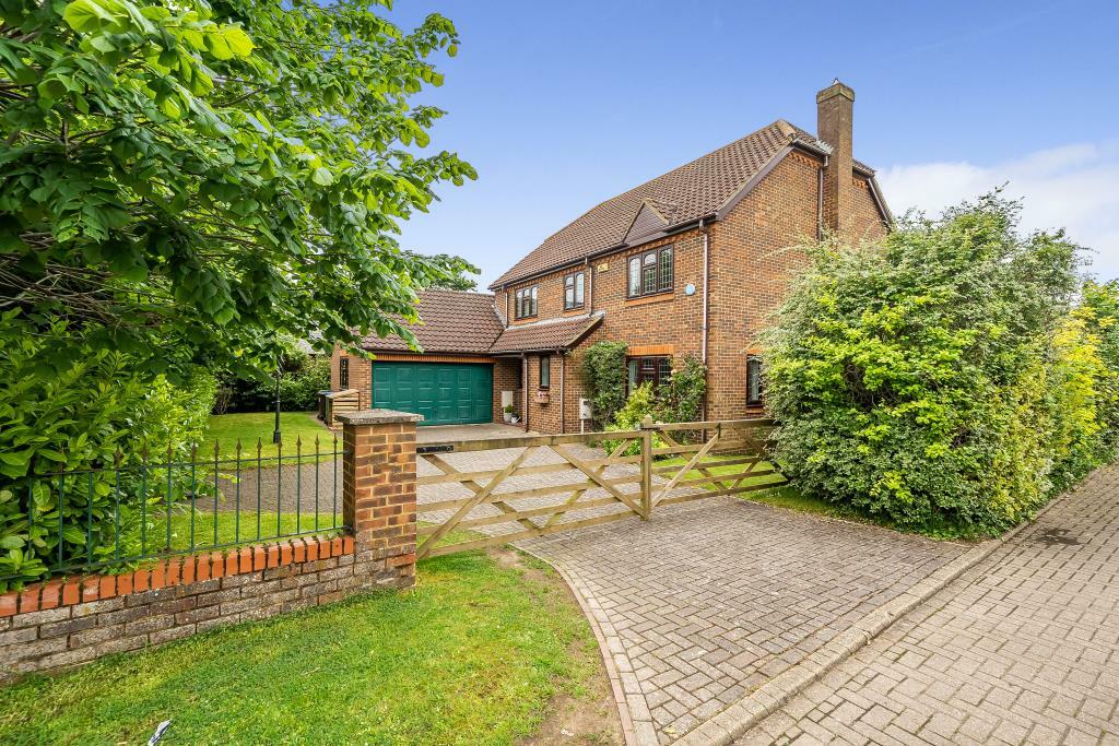 4 bedroom detached house for sale in Steeple Claydon, Buckinghamshire, MK18