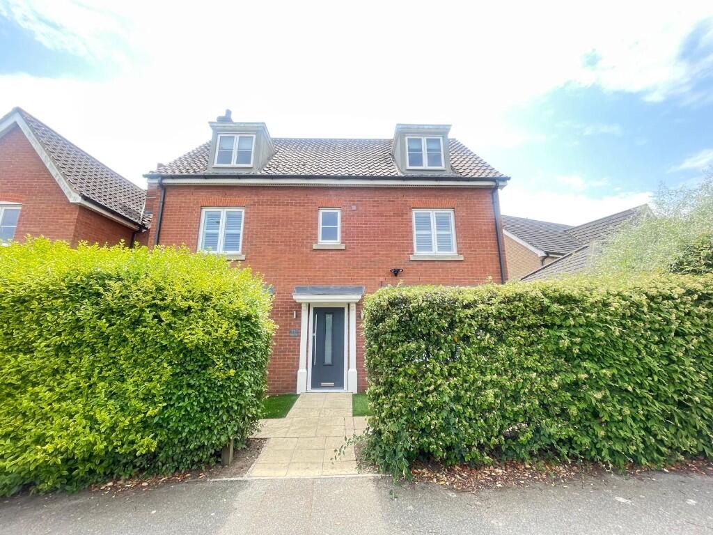 5 bedroom detached house