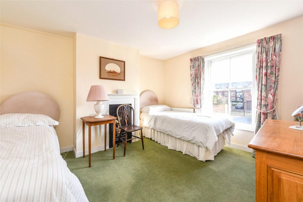 4 bedroom semidetached house for sale in Broyle Road, Chichester, West