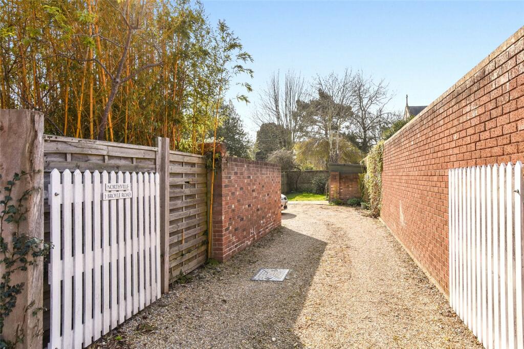 4 bedroom semidetached house for sale in Broyle Road, Chichester, West