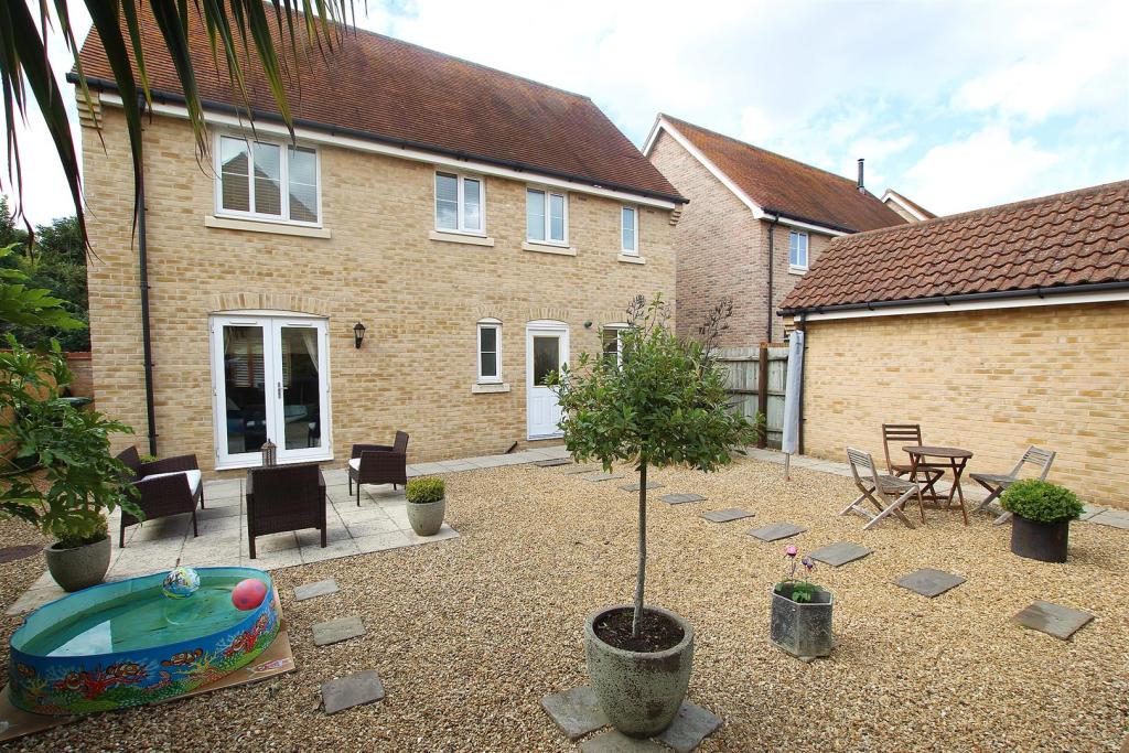 4 bedroom detached house for sale in Saxon Close, Oakington, Cambridge