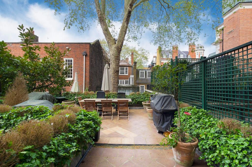 8 bedroom terraced house for sale in Upper Brook Street, London, W1K