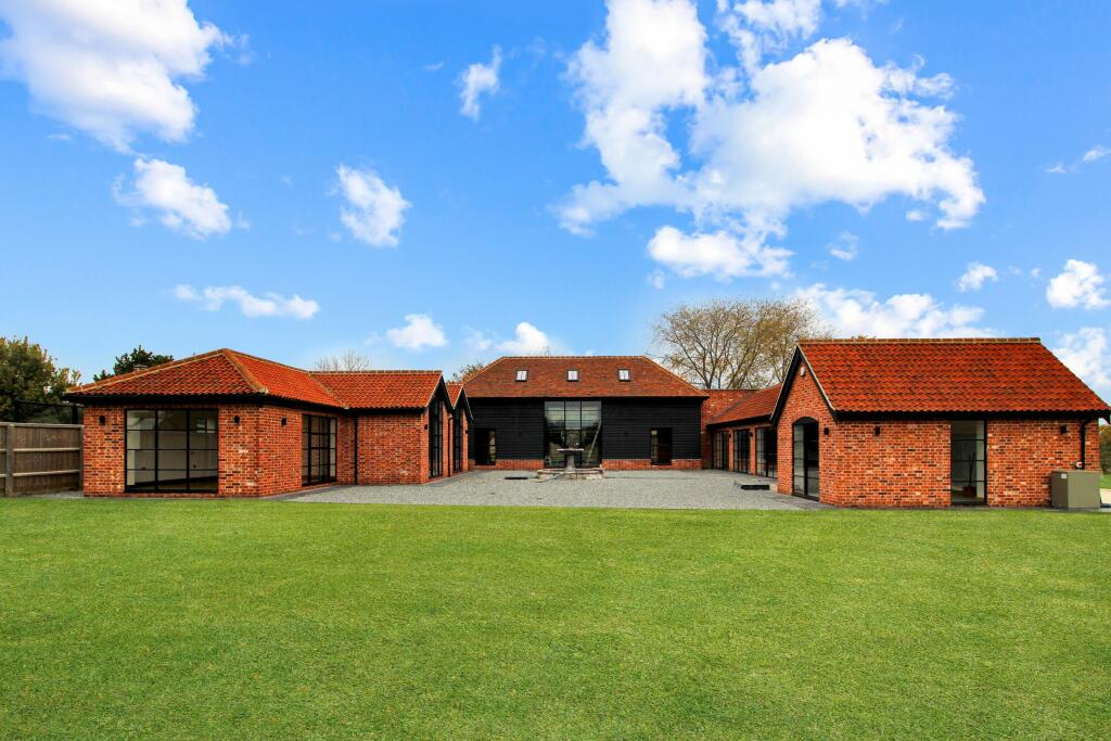 4 bedroom detached house for sale in Maldon Road, Tiptree, Colchester, CO5