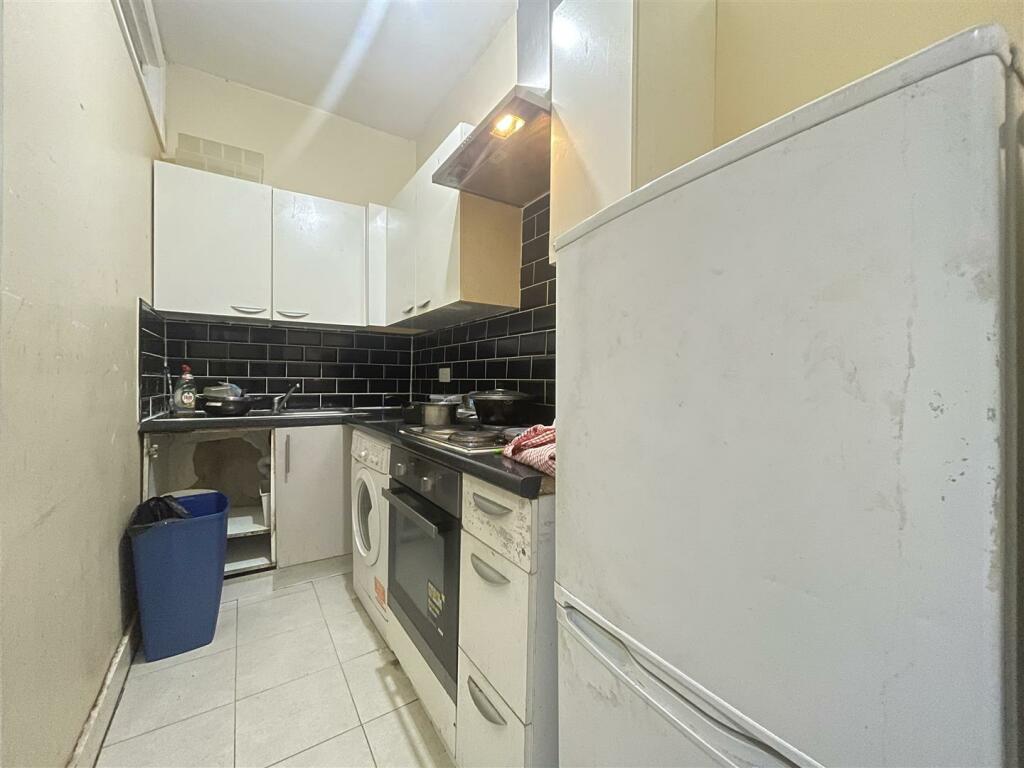 2 bedroom flat for sale in Dersingham Avenue, London, E12