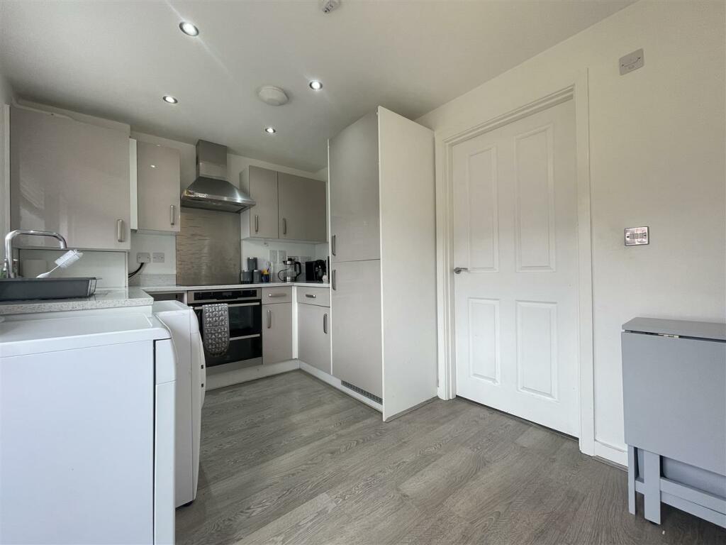 2 bedroom semidetached house for sale in Lapwin Close, East Tilbury, RM18