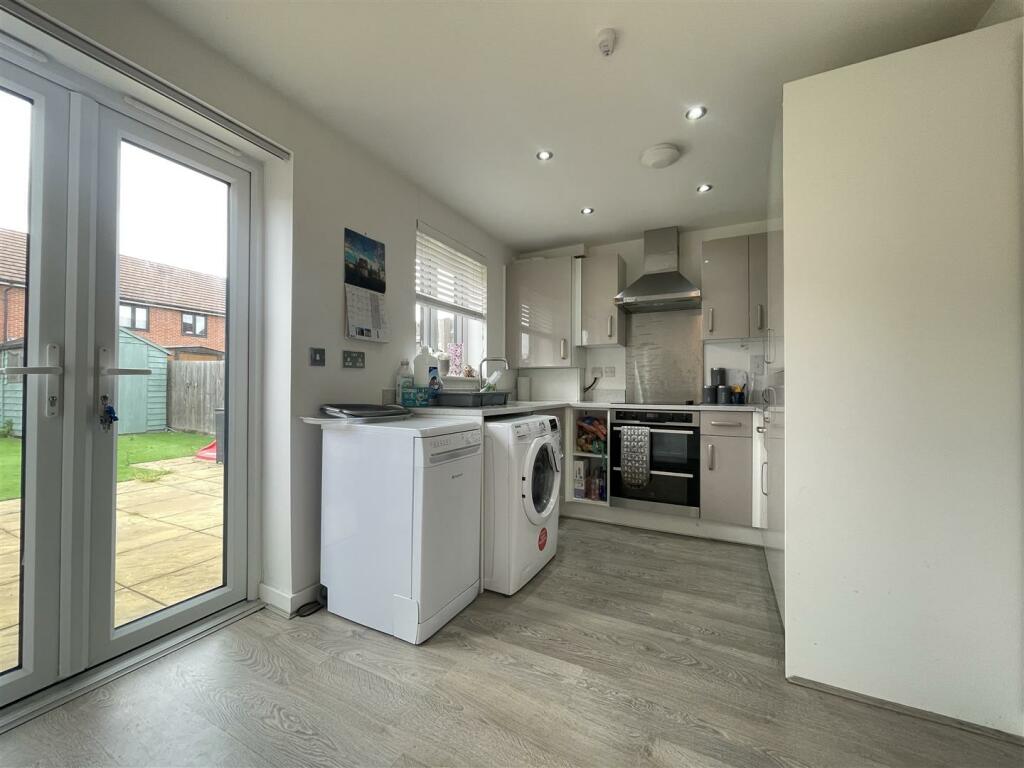 2 bedroom semidetached house for sale in Lapwin Close, East Tilbury, RM18