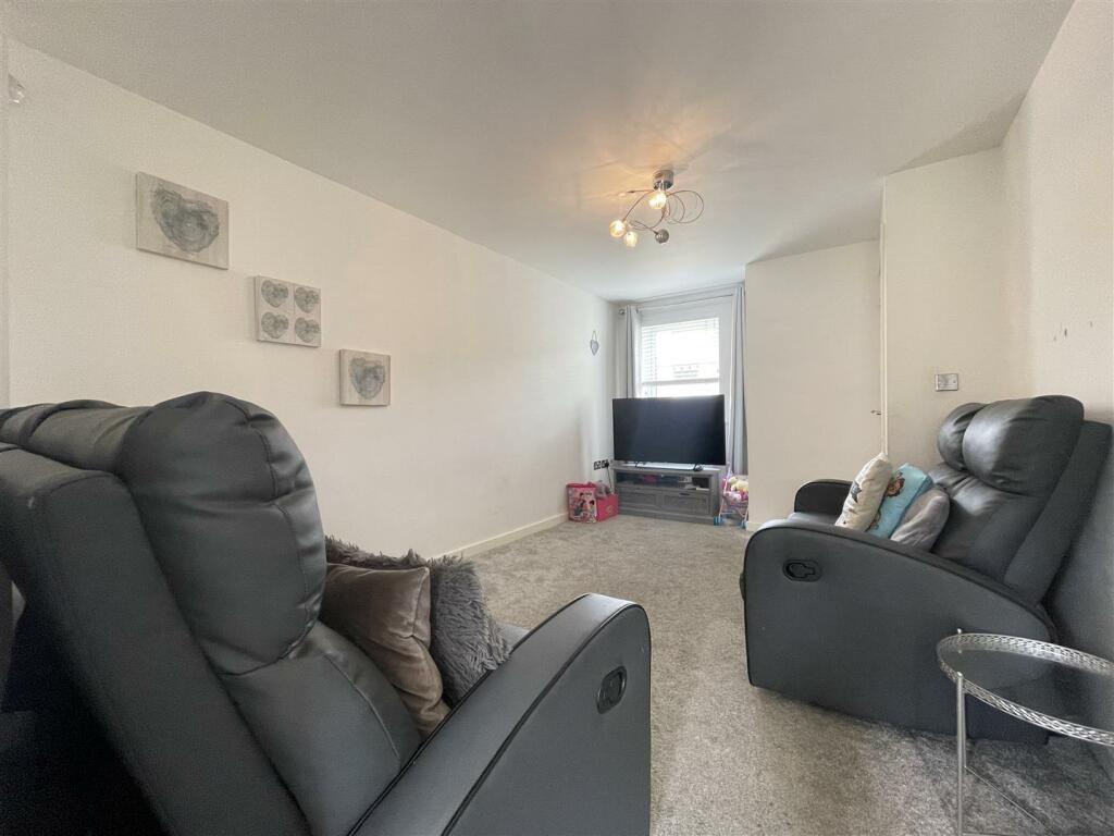 2 bedroom semidetached house for sale in Lapwin Close, East Tilbury, RM18