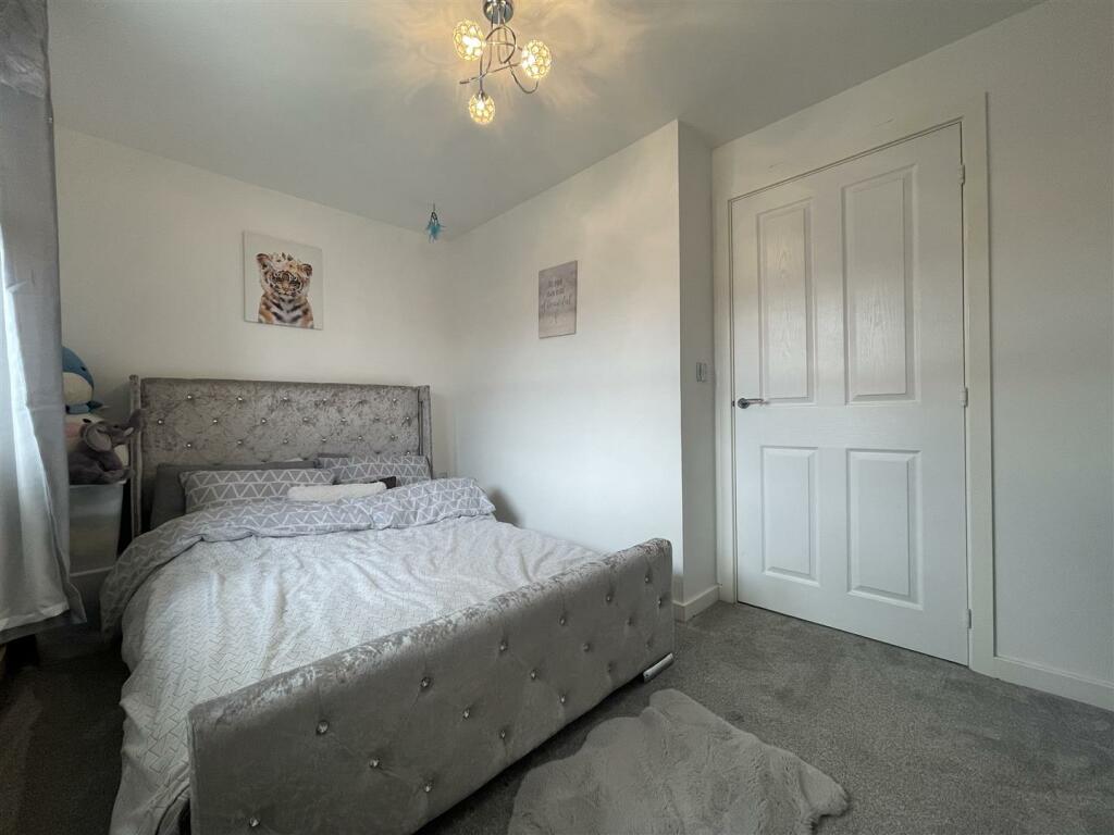 2 bedroom semidetached house for sale in Lapwin Close, East Tilbury, RM18
