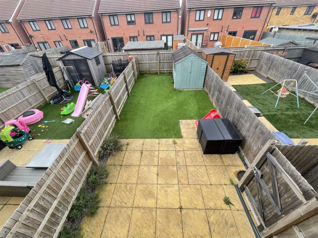 2 bedroom semidetached house for sale in Lapwin Close, East Tilbury, RM18