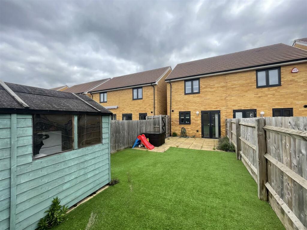 2 bedroom semidetached house for sale in Lapwin Close, East Tilbury, RM18