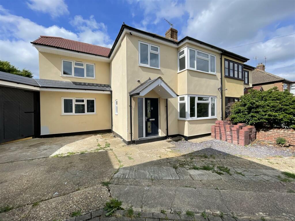 4 bedroom semidetached house for sale in Lulworth Close, Stanfordle