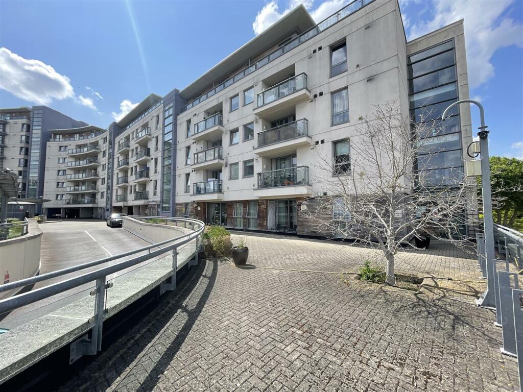 2 bedroom flat for sale in Zetex Apartments, Mercury Gardens, Romford, RM1