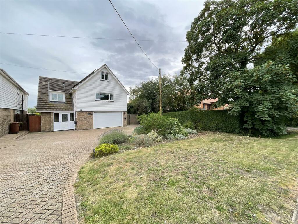 6 bedroom detached house for sale in Orsett Road, HorndonOnTheHill, SS17