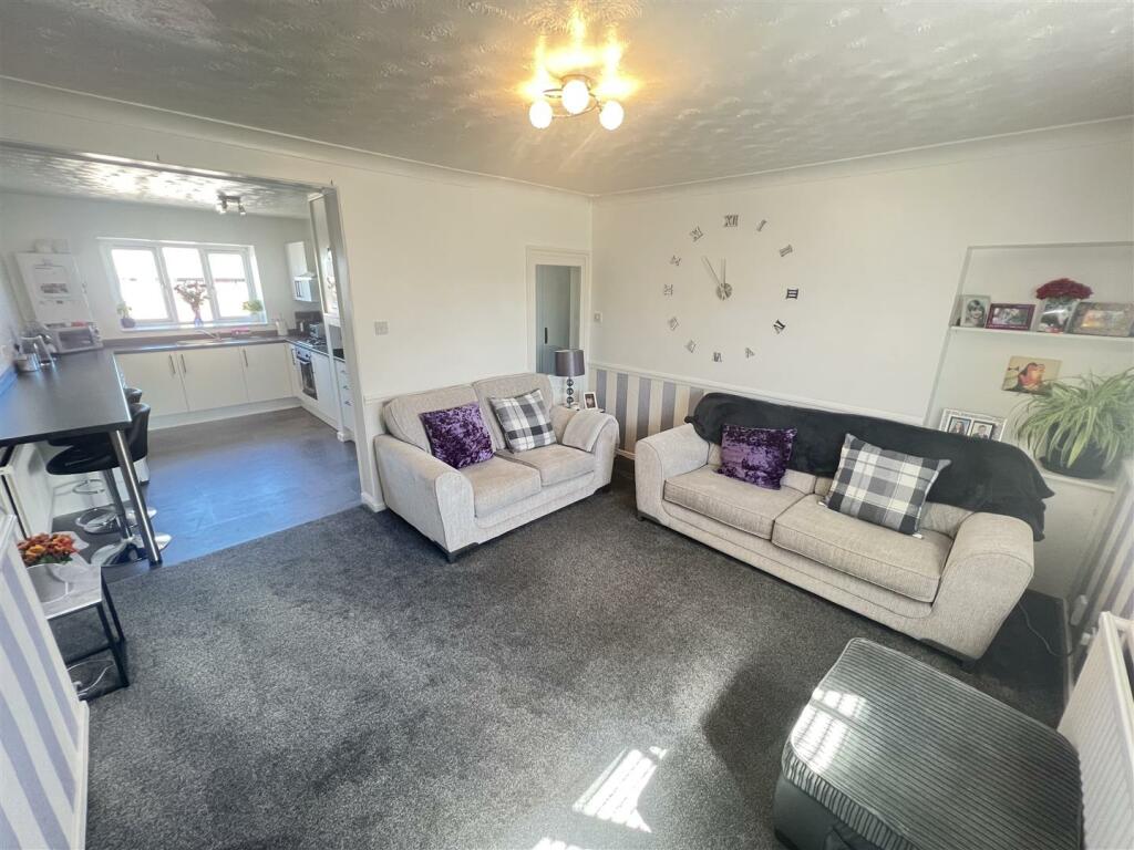 1 bedroom flat for sale in Teviot Avenue, Aveley, South Ockendon, RM15