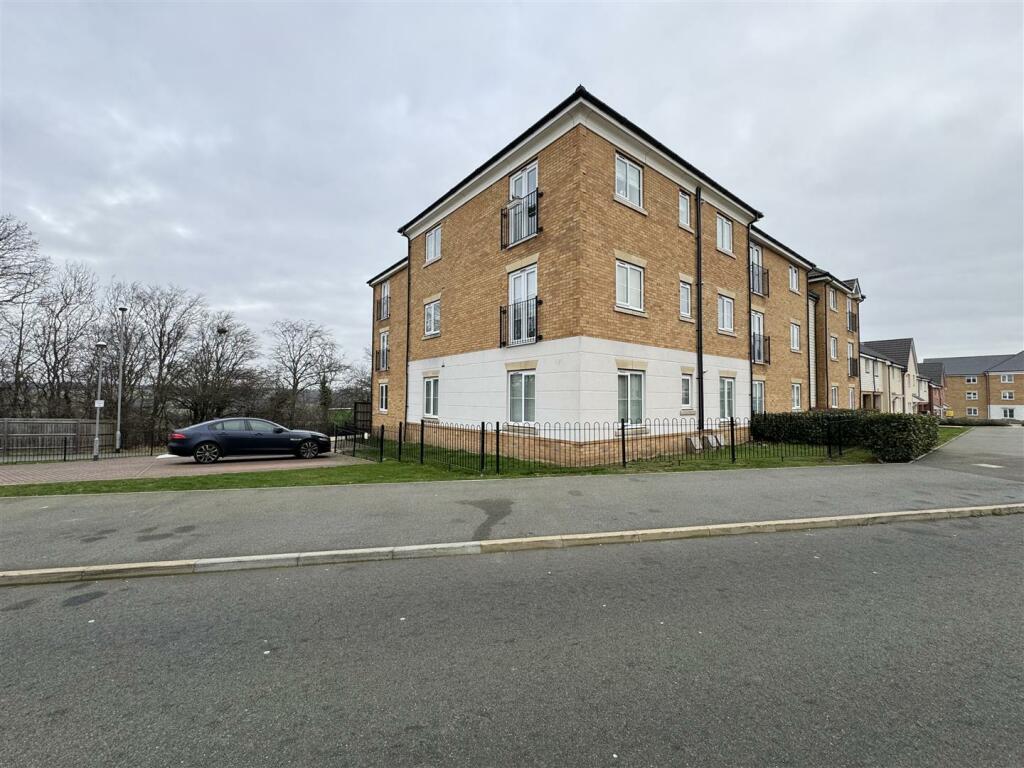 2 bedroom flat for sale in School Avenue, Laindon, Basildon, SS15