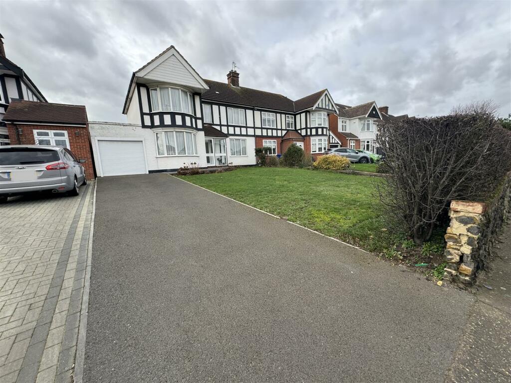 3 bedroom semidetached house for sale in Wood View, Grays, RM17