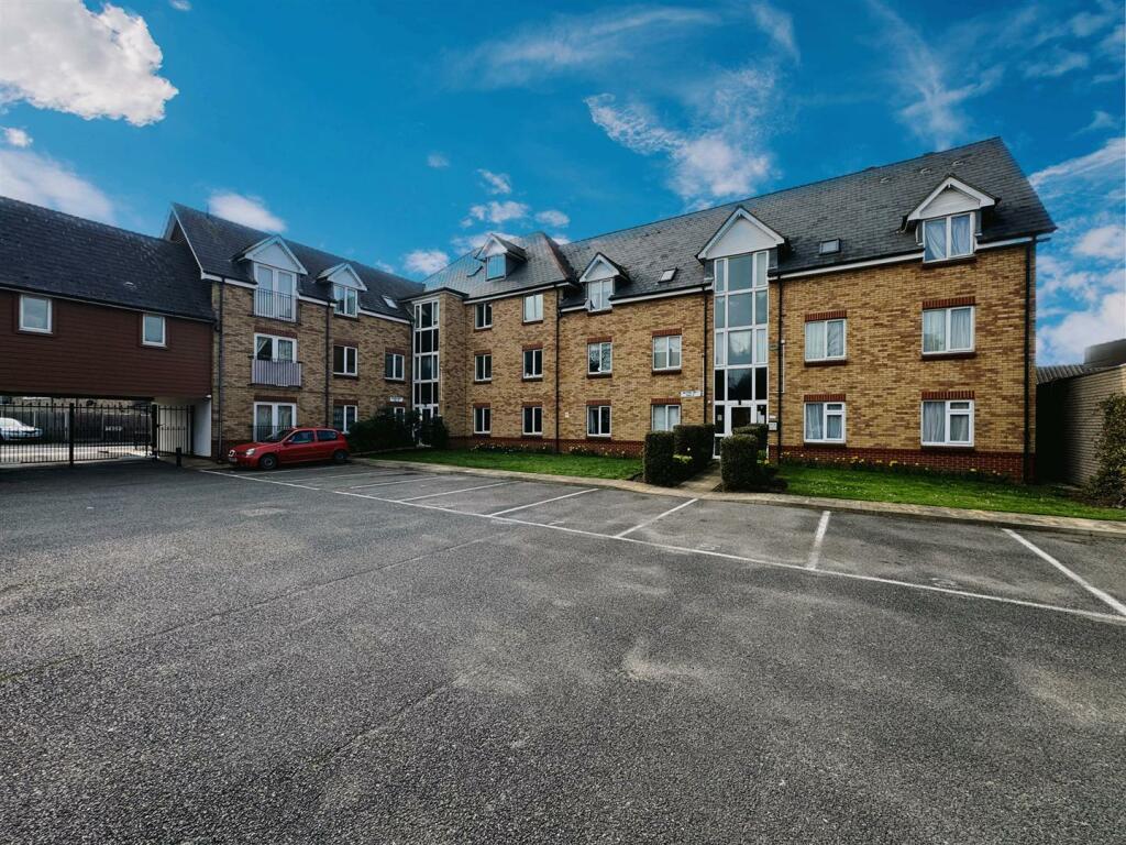 2 bedroom flat for sale in Partridge Court, Southend Road, Stanfordle