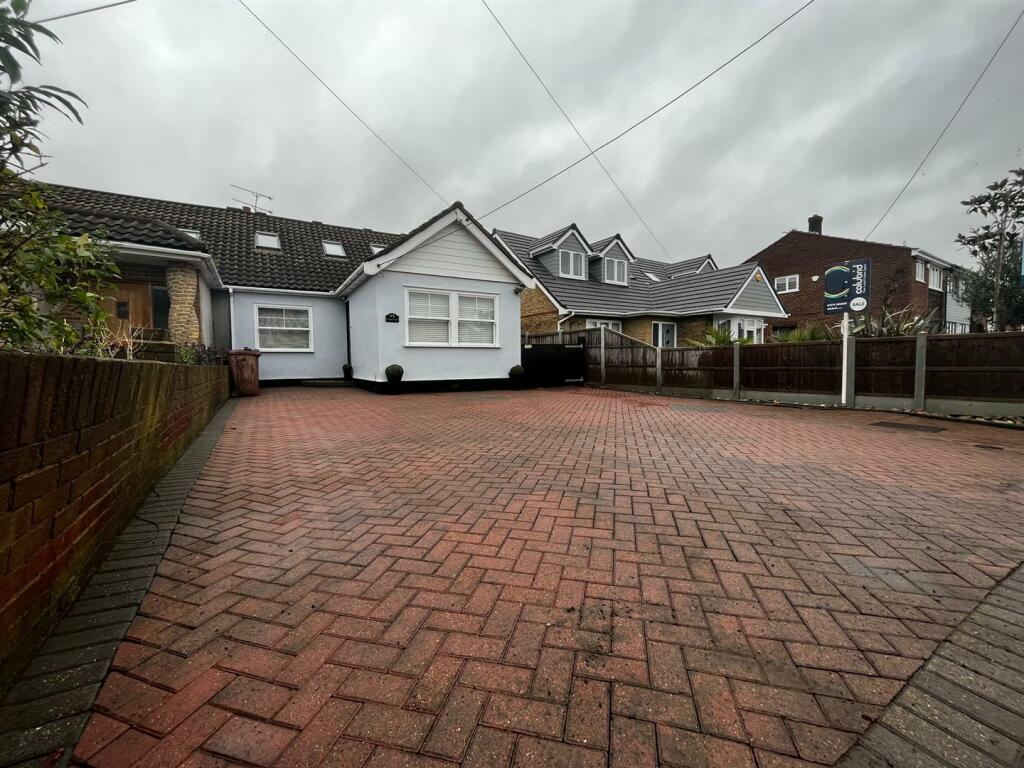 5 bedroom semidetached house for sale in Branksome Avenue, StanfordleHope, SS17