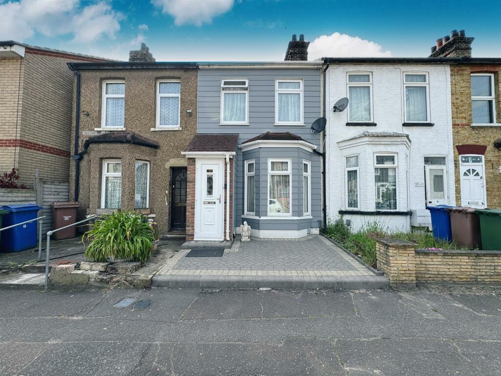 3 bedroom terraced house for sale in Foxton Road, Grays, RM20