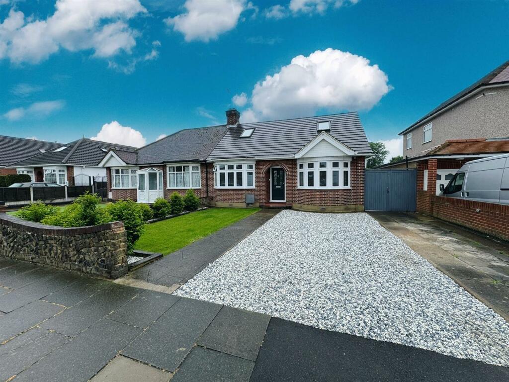 4 bedroom semidetached bungalow for sale in King Edward Drive, Grays, RM16