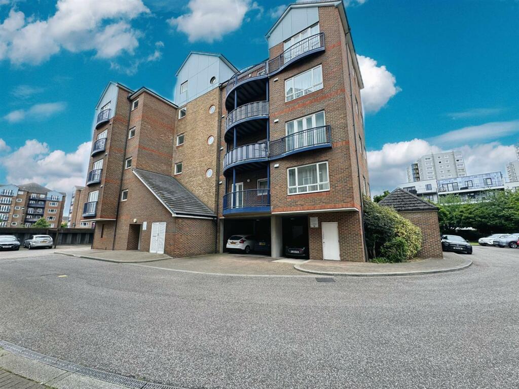 2 bedroom flat for sale in Anchor Court, Argent Street, Grays, RM17