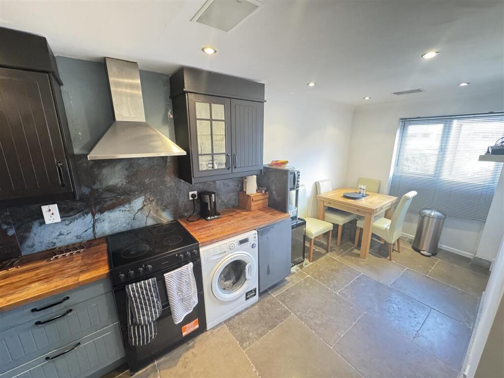 2 bedroom maisonette