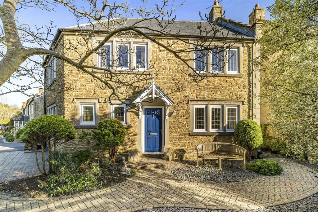 4 bedroom detached house for sale in Redwood Close, Beaminster, Dorset, DT8