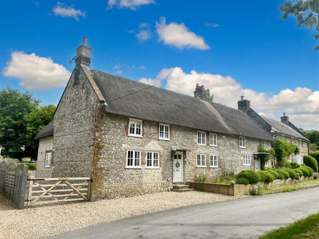 2 bedroom end of terrace house for rent in East Street, Sydling St