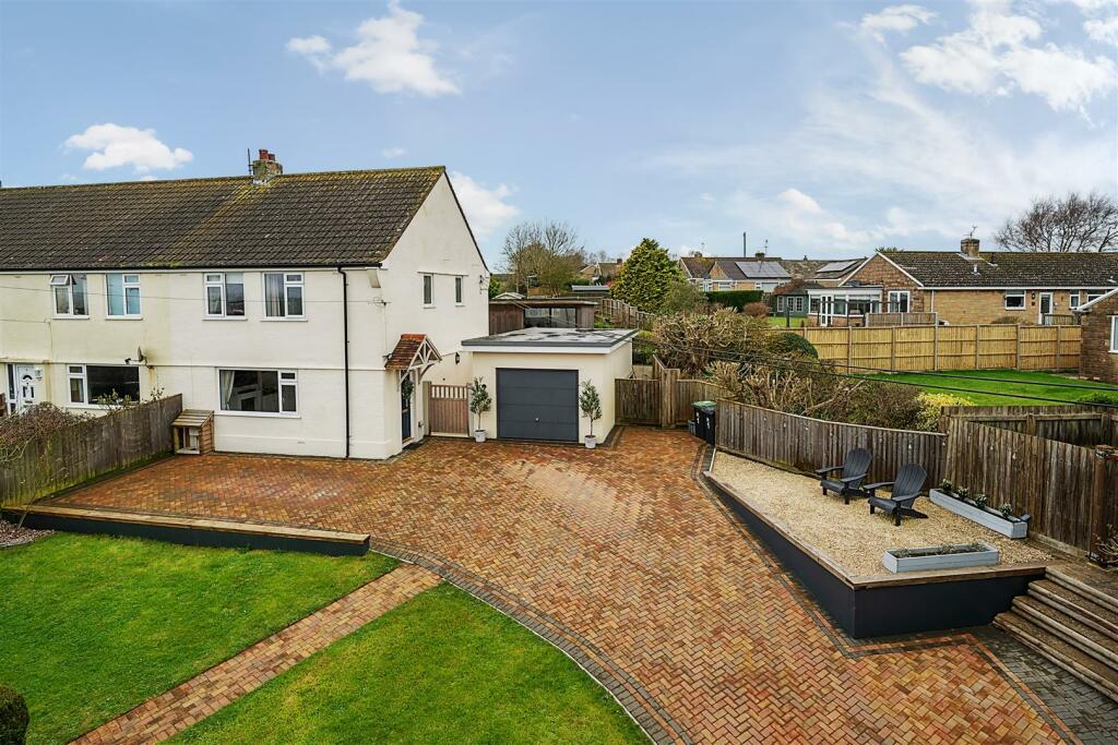 3 bedroom end of terrace house for sale in Peas Hill, Shipton