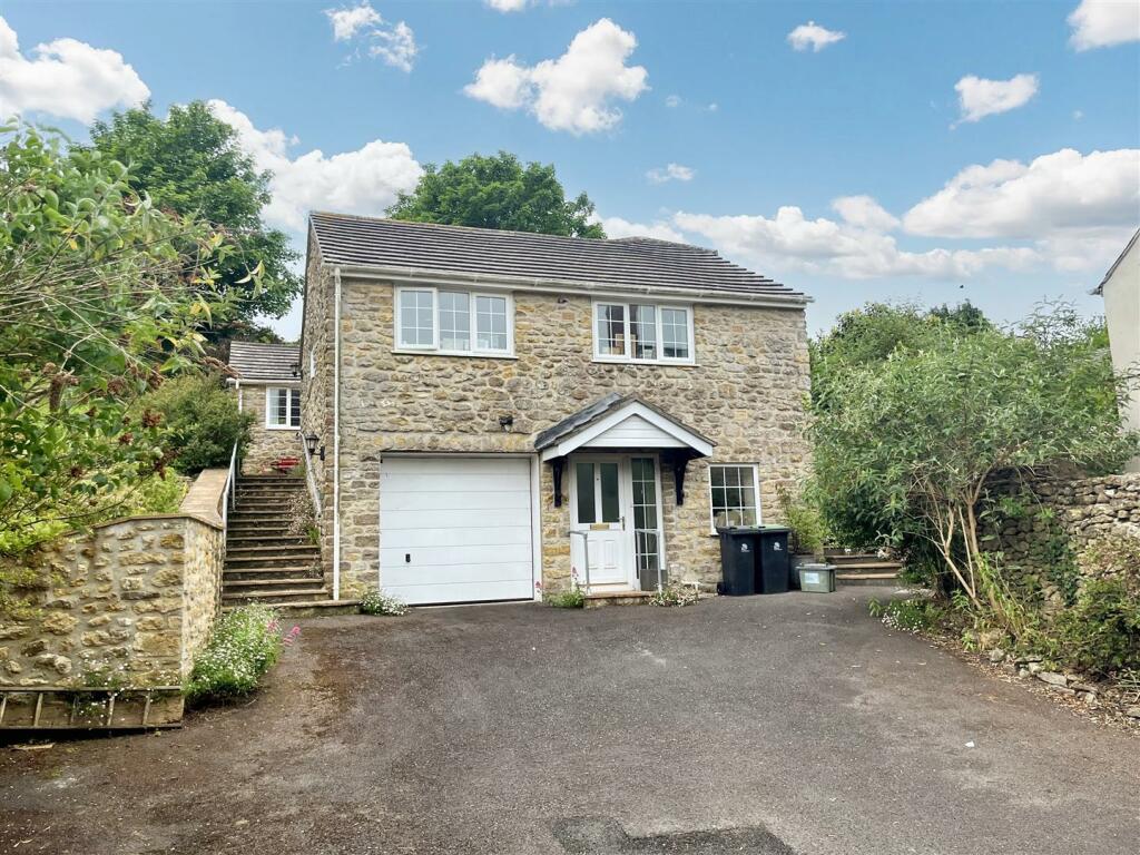 4 bedroom detached house for sale in Chapel Street, Shipton