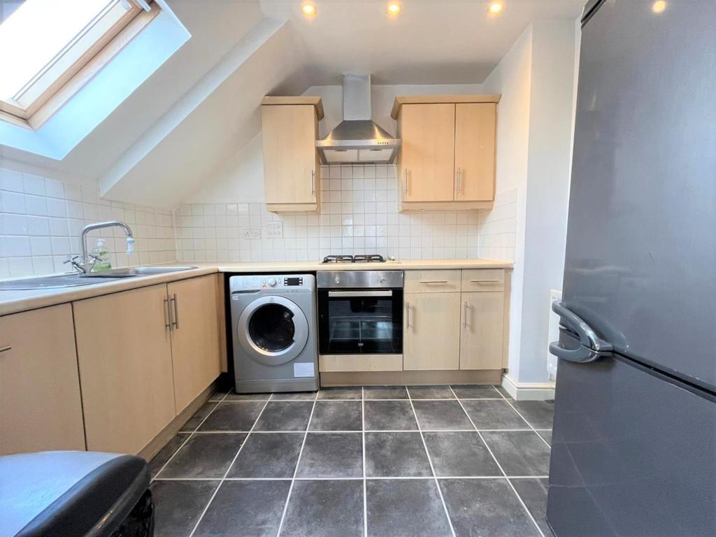 2 bedroom penthouse for sale in Appleby Close, Hillingdon, UB8
