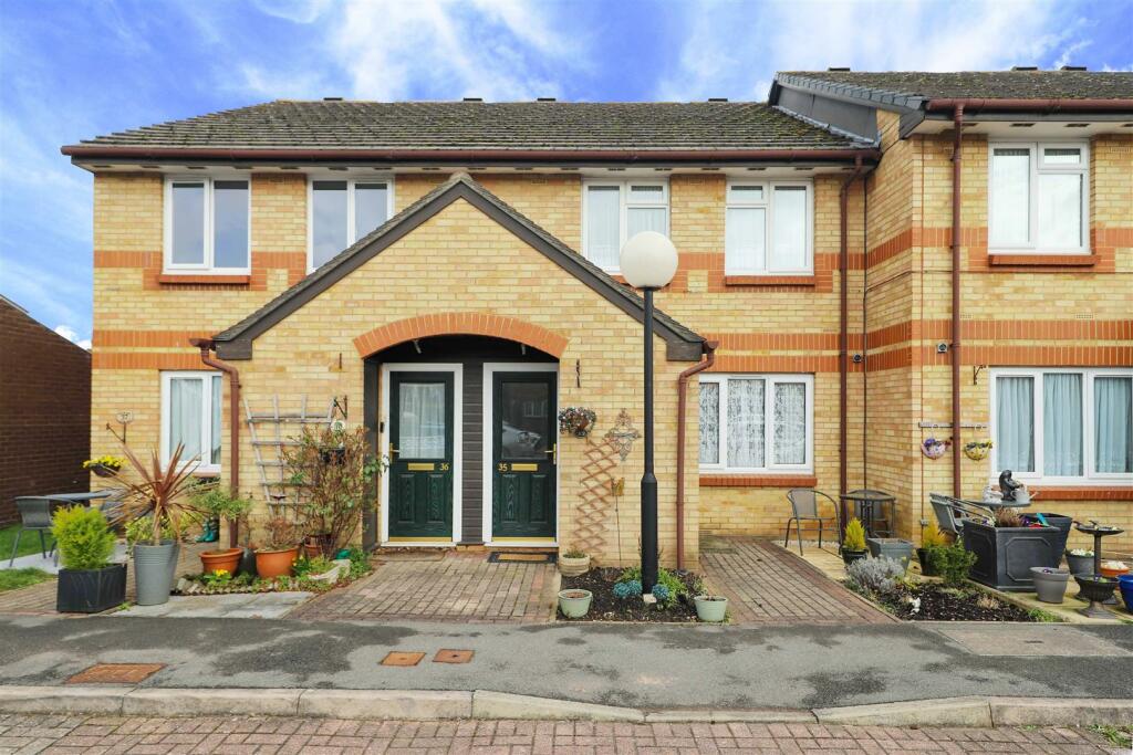 1 bedroom retirement property for sale in Auriol Drive, Hillingdon, UB10