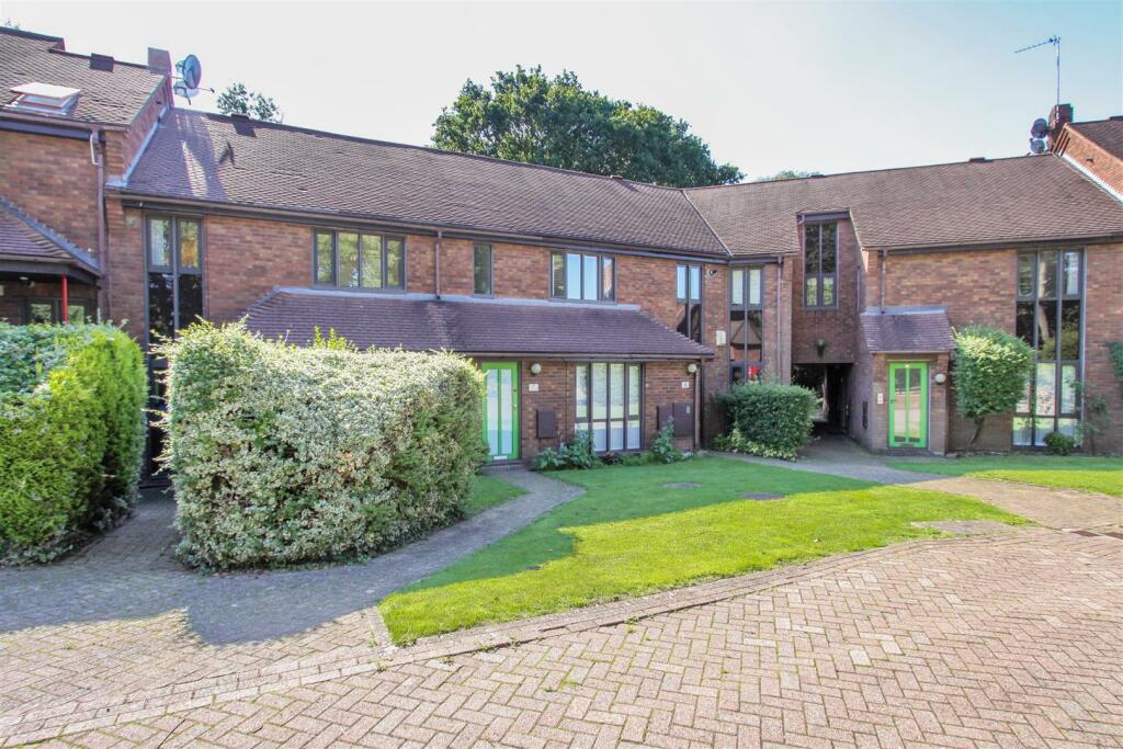 1 bedroom apartment for sale in Robinwood Grove, Hillingdon, UB8