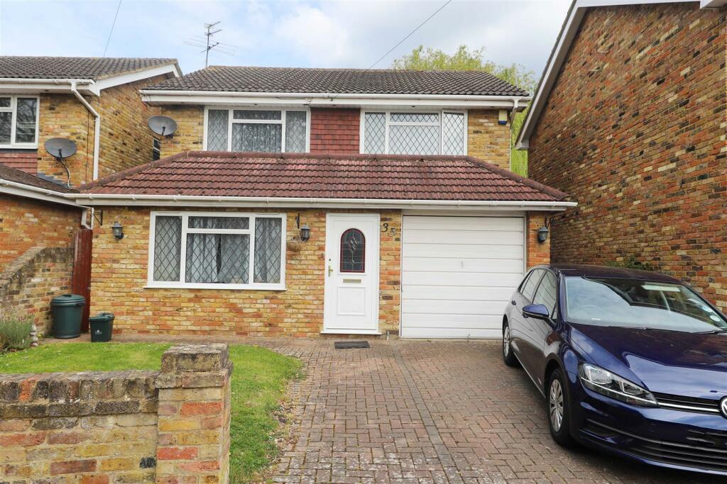 4 bedroom detached house for sale in Hartshill Close, North Hillingdon