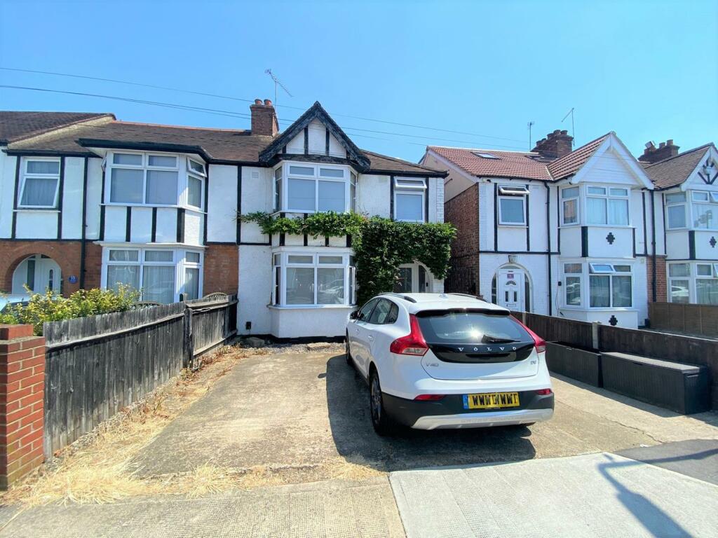 3 bedroom end of terrace house for sale in Parkfield Avenue, Hillingdon