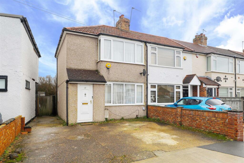 3 bedroom end of terrace house for sale in Lynhurst Crescent