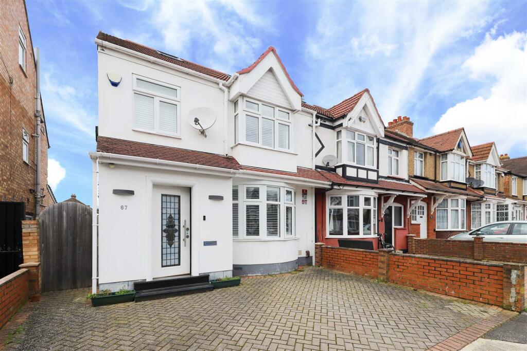 4 bedroom semidetached house for sale in Parkfield Avenue, Hillingdon