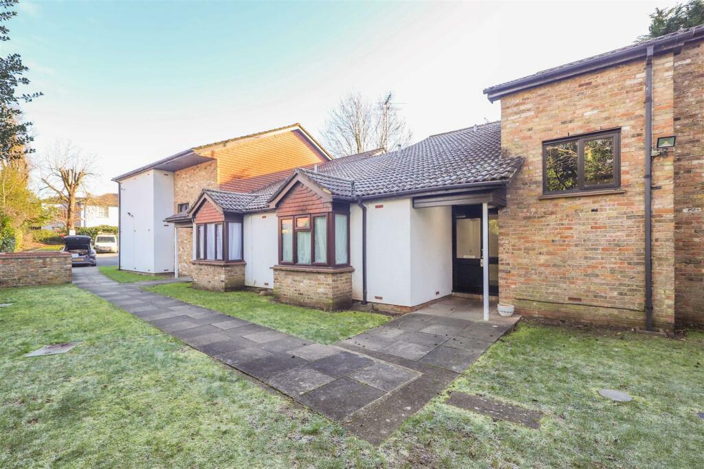 Studio flat for sale in Harlington Road, Hillingdon, UB10, UB8