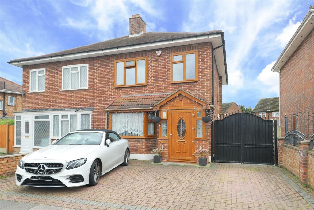 3 bedroom semidetached house for sale in Kingshill Avenue, Northolt, UB5