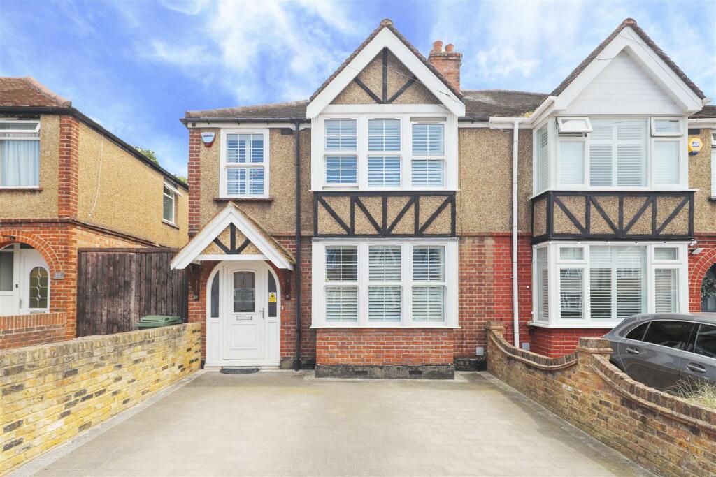 3 bedroom semidetached house for sale in Parkfield Avenue, Hillingdon