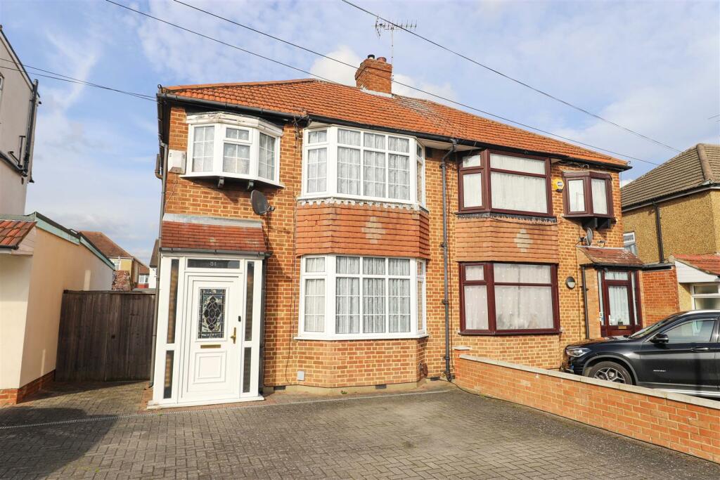 3 bedroom semidetached house for sale in Ryefield Avenue, Hillingdon, UB10