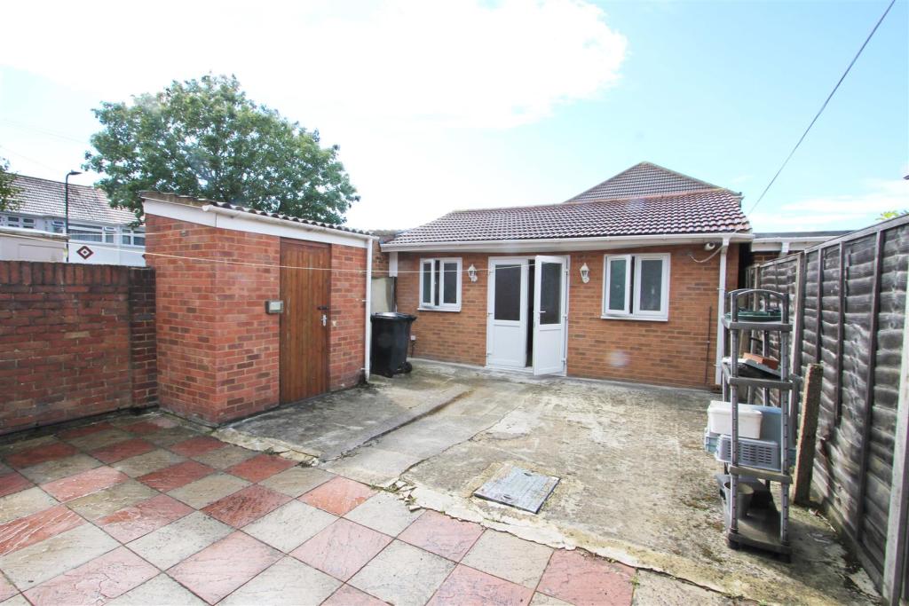 3 bedroom terraced house for sale in Marlborough Road, Southall, UB2