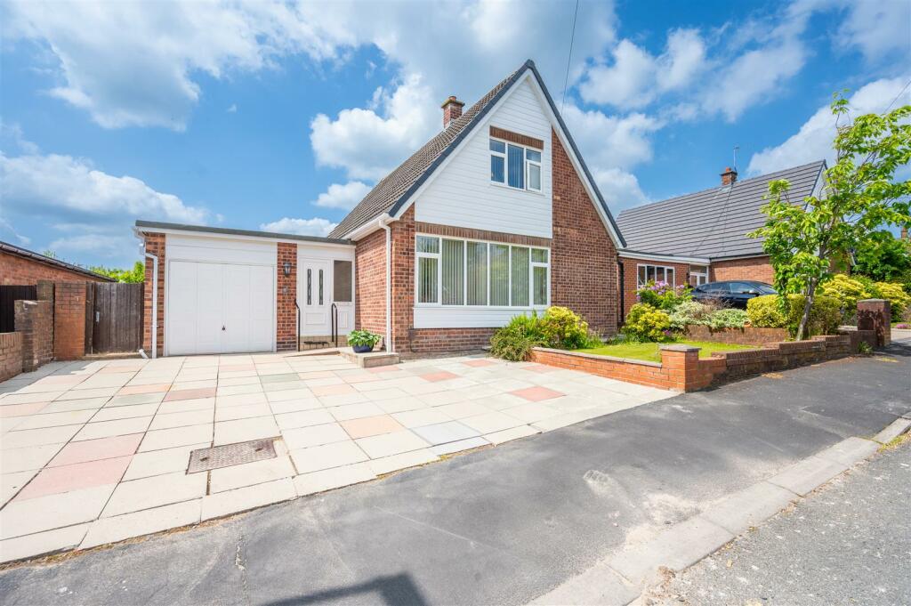 3 bedroom detached house for sale in Laurel Drive, Eccleston, St