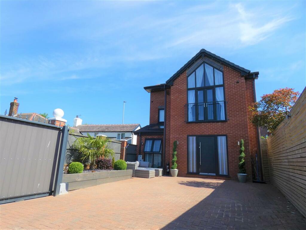 5 bedroom detached house for sale in Warrington Road, Rainhill, Prescot